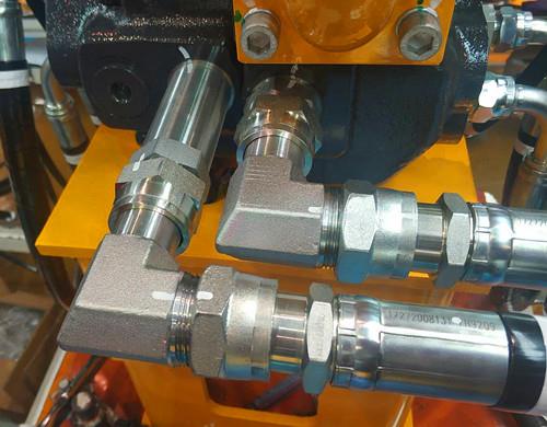 Raccords hydrauliques JIS assemblés à une excavatrice hydraulique JIS hydraulic fittings assemblied to hydraulic excavator